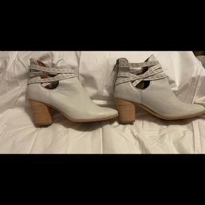 FRYE LEATHER WHITE BOOTIES SIZE 7